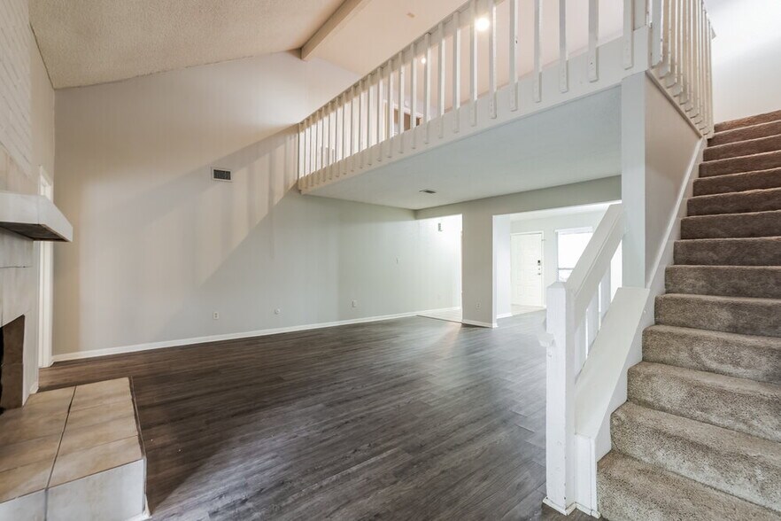 Building Photo - 13519 Dripping Springs Dr