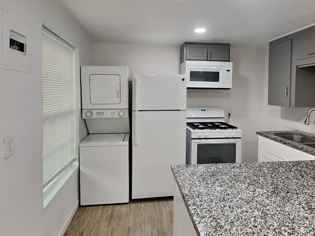 Building Photo - READY NOW! CHECK IT OUT!