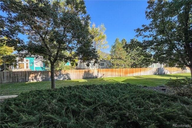 Building Photo - Charming 1 bed/1 bath Condo with Garage- Gated Community with Pool and Fitness Center