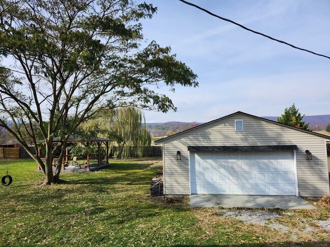 Building Photo - Large 4 BR, 2 Bath Country Home and Workshop