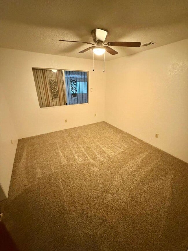 Building Photo - Charming 4 bedrooms single family home in Delano - New reduced rent!