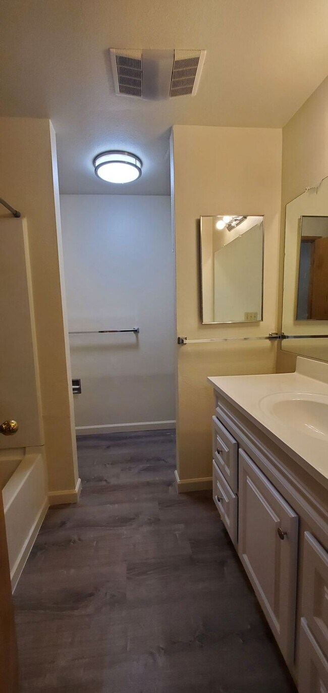 Building Photo - Beautifully Renovated 2 Bed 1.5 Bath Townh...