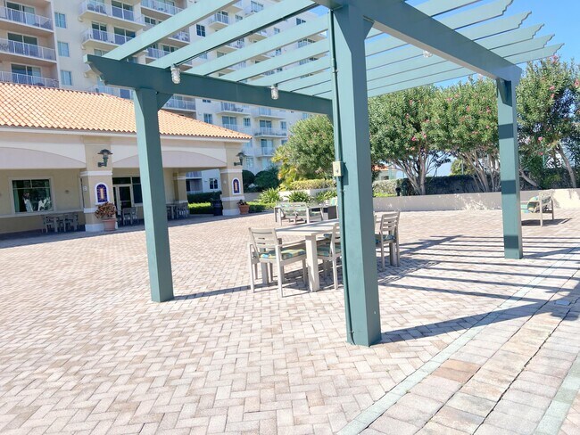 Building Photo - 3020 NE 32nd Ave