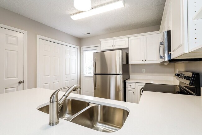 Building Photo - 449 Guiness Pl