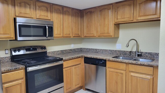 Building Photo - Annual unfurnished 2/1 half duplex in Sara...