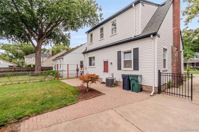 Building Photo - 727 Forest Ave