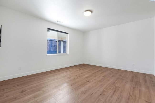 Building Photo - 6 to 18 mo lease available