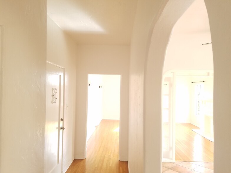 Building Photo - 1609 1/2 S Sierra Bonita Ave