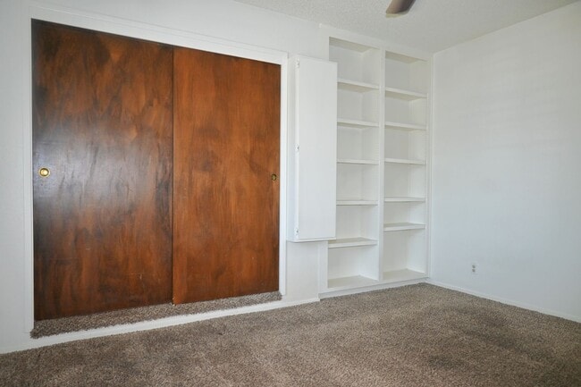 Building Photo - 5941 S Land Park Dr