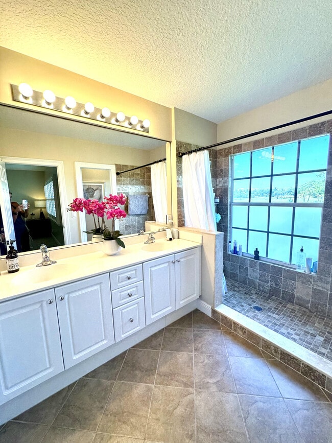 Building Photo - 4488 Hickory Dr