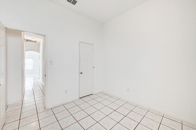 Building Photo - 2710 Logan Dr