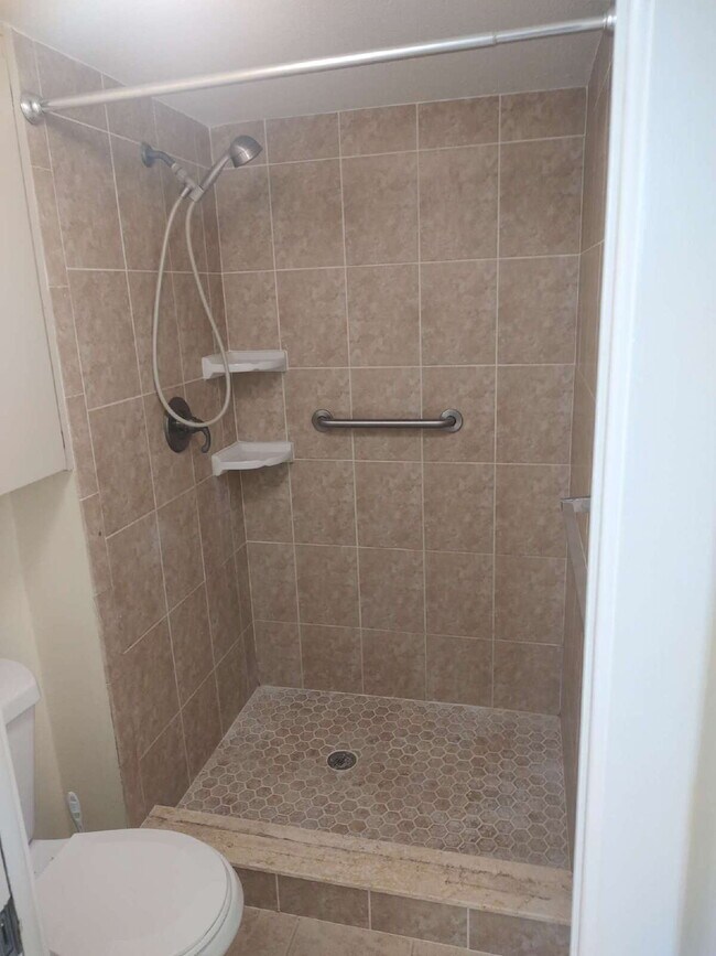 Building Photo - "$200 move in special!! 2-Bed, 2-Bath Cond...