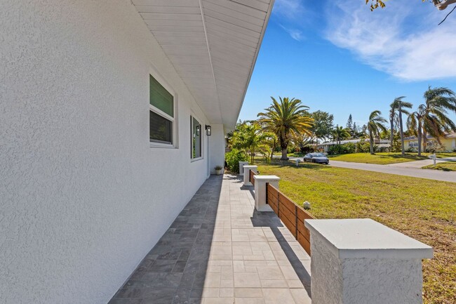 Building Photo - Modern Sarasota 3 Bedroom Home With Separa...
