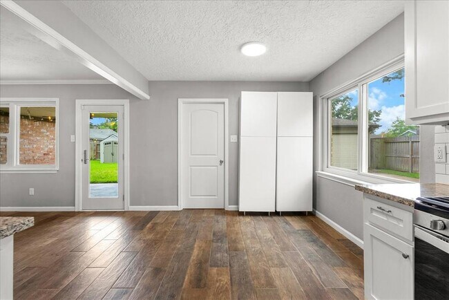 Building Photo - 3319 Meadowcreek Dr