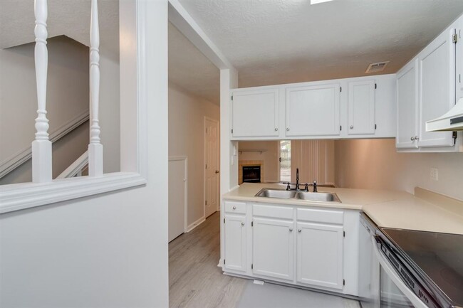 Building Photo - Remodeled 2 bedroom 1.5 bathroom townhome ...