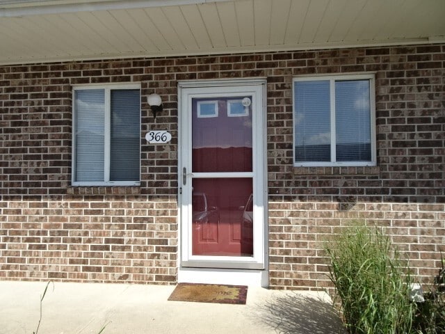 Building Photo - Two Bedroom Townhome with Central Air and ...