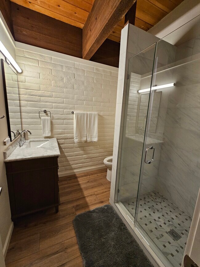 Building Photo - 120 Country Club Dr