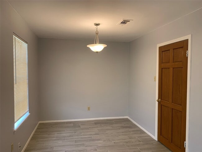 Building Photo - 11602 Roos Rd