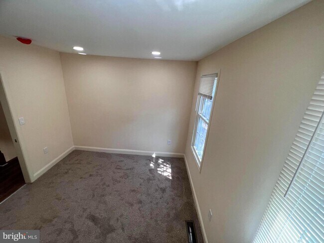 Building Photo - 302 RALEIGH # A St