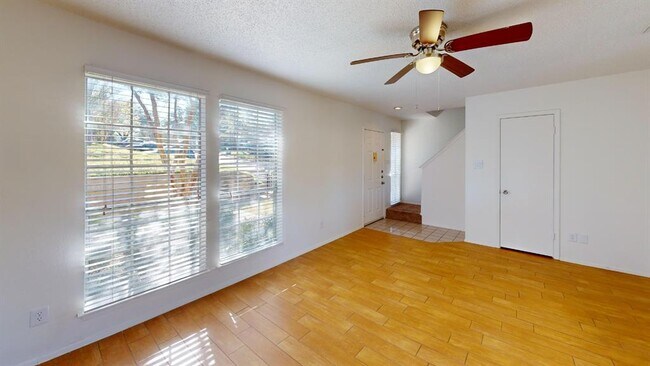 Building Photo - 1015 E Yager Ln