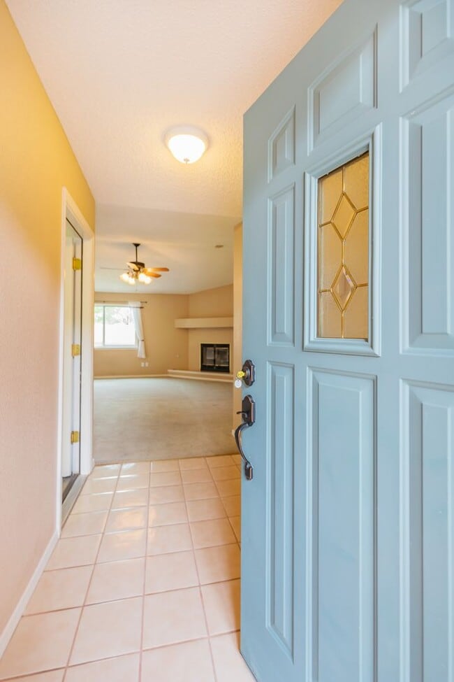 Building Photo - 3 Bedroom 2 Bath Home