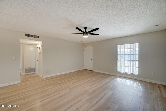 Building Photo - 10144 W Cheryl Dr