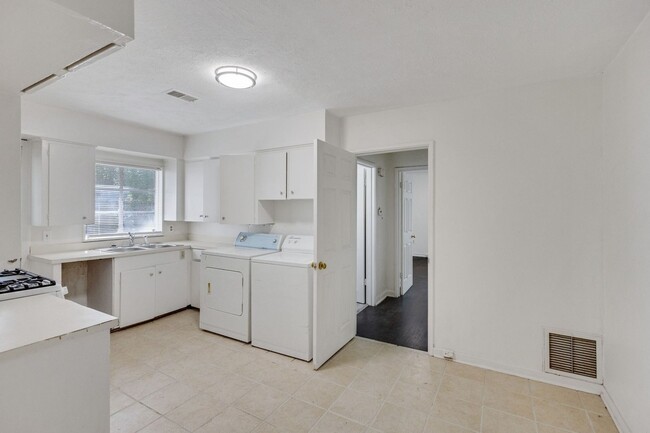 Building Photo - Charming 1BR Duplex in Jackson