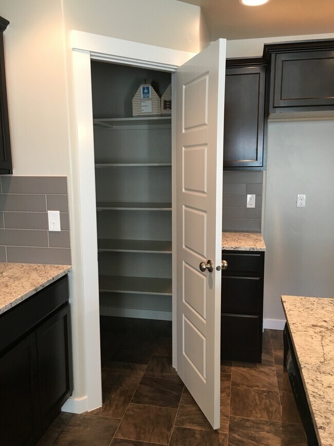Building Photo - Beautiful home with 3bd 2ba and bonus room. Located in the Irvine Subdivision, just off  Chinden ...