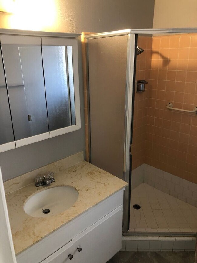 Building Photo - 3 bed 2 bath home for rent in SkyPark area...