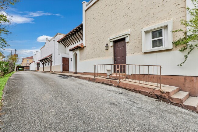 Building Photo - 2744 Briarhurst Dr