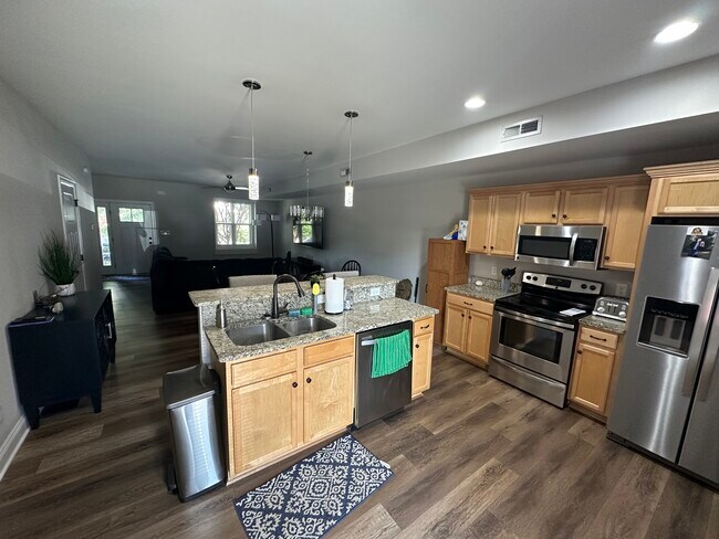 Building Photo - 104 Capital St