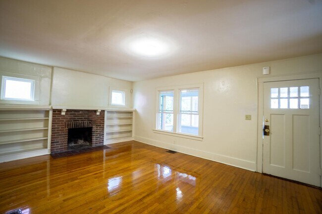 Building Photo - Single Family Home with Enclosed Front Por...