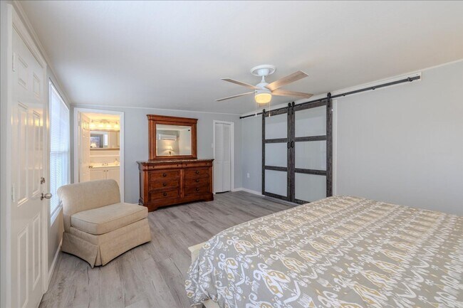 Building Photo - ANNUAL RENTAL - 3 Bed, 2 Bath Fully Furnis...