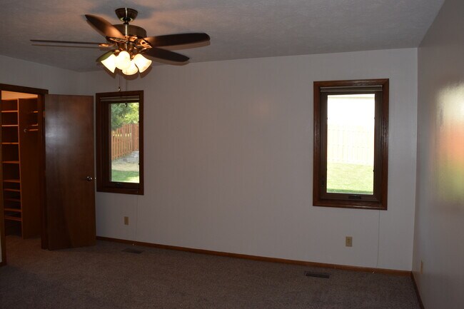 Building Photo - 2210 Skyline Dr
