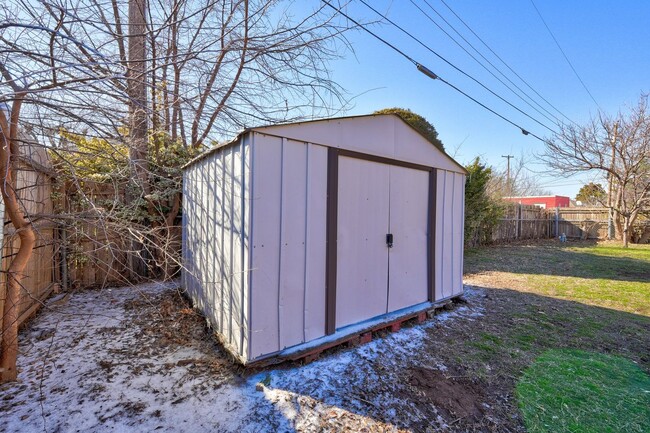 Building Photo - Charming Home with Fireplace & Fenced Back...