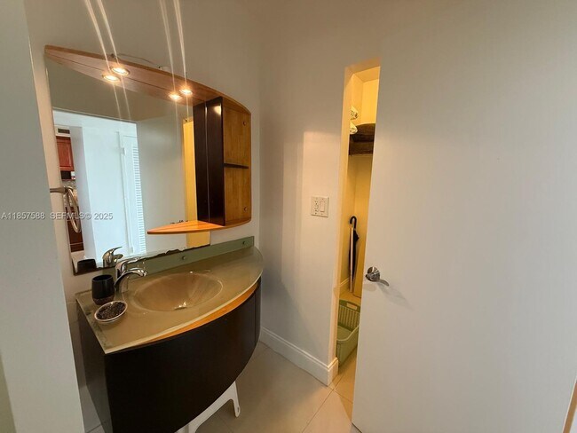 Building Photo - 100 Lincoln Rd