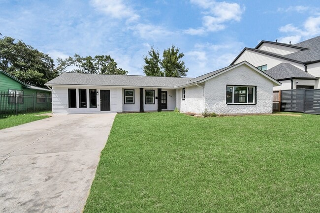 Building Photo - 8034 Ridgeview Dr