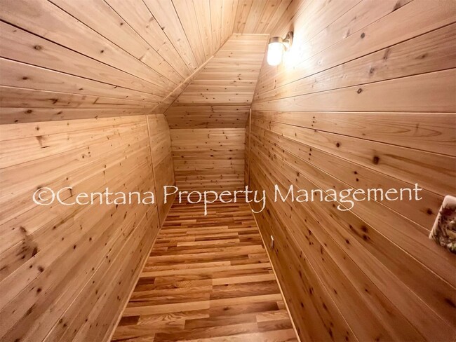 Building Photo - Historic home centrally located and beauti...