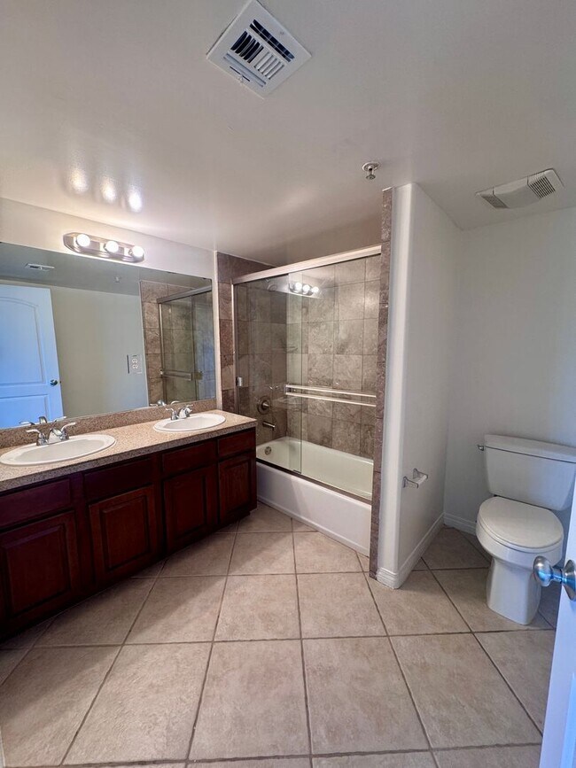 Building Photo - Spacious 3 bedroom condo in Van Nuys