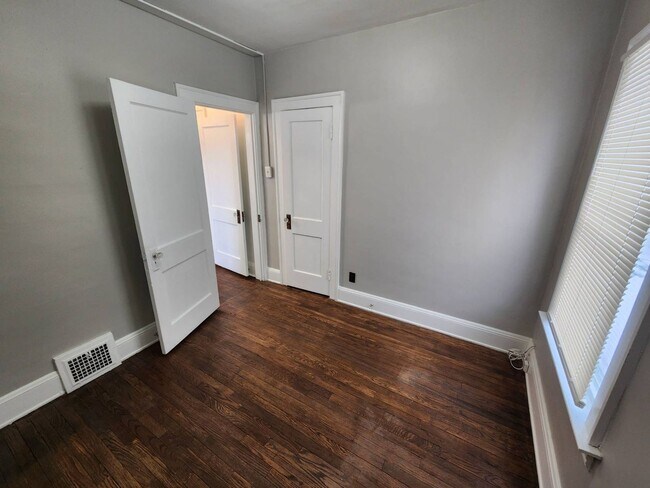 Building Photo - 8006 Laumar Ave