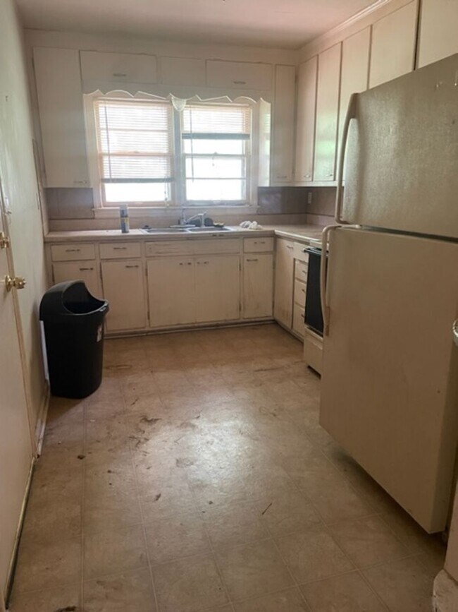 Building Photo - Three Bedroom One bathroom home for Rent