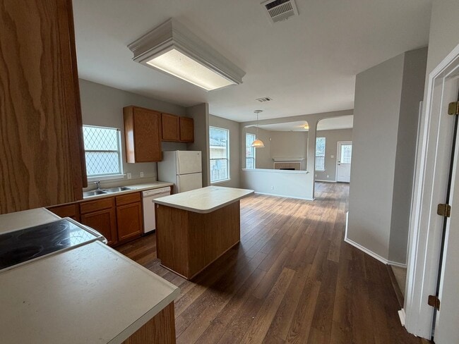 Building Photo - CENTRALLY LOCATED 3 BEDROOM SINGLE STORY HOME IN STEUBING RANCH SUBDIVISION*ISLAND KITCHEN