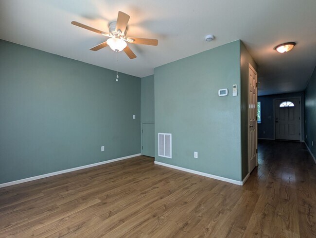 Building Photo - Spacious 3-Bedroom, 2.5-Bath Townhouse Near Churchill In Eugene!