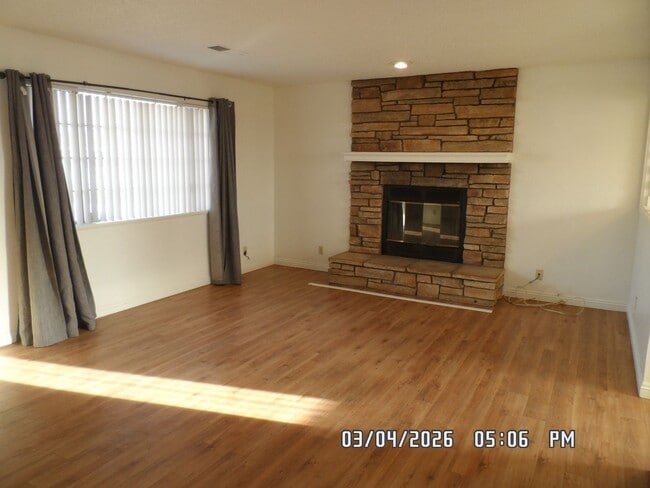 Building Photo - 3 Bedrooms, 1.75 Bathrooms, 2 Car Garage, Fully Fenced, Central Air & Heat, Large Lot, Wood Flooring