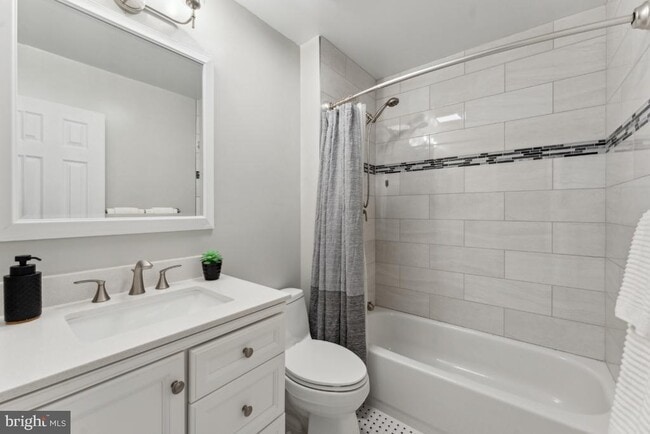 Building Photo - 9769 Lakepointe Dr