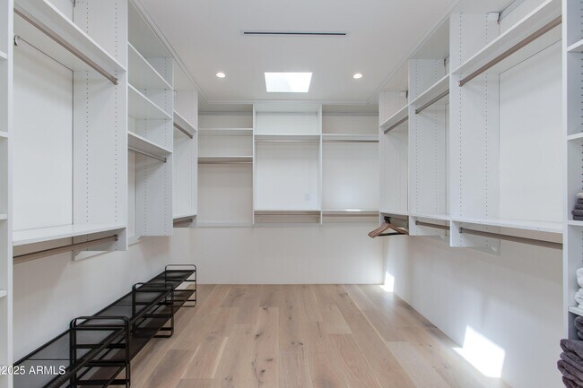 Building Photo - 4002 E Avalon Dr