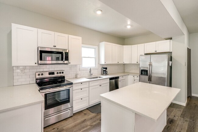 Building Photo - 1212 Rowley Ave