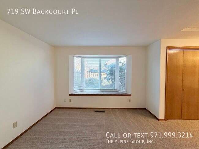 Building Photo - 719 SW Backcourt Pl