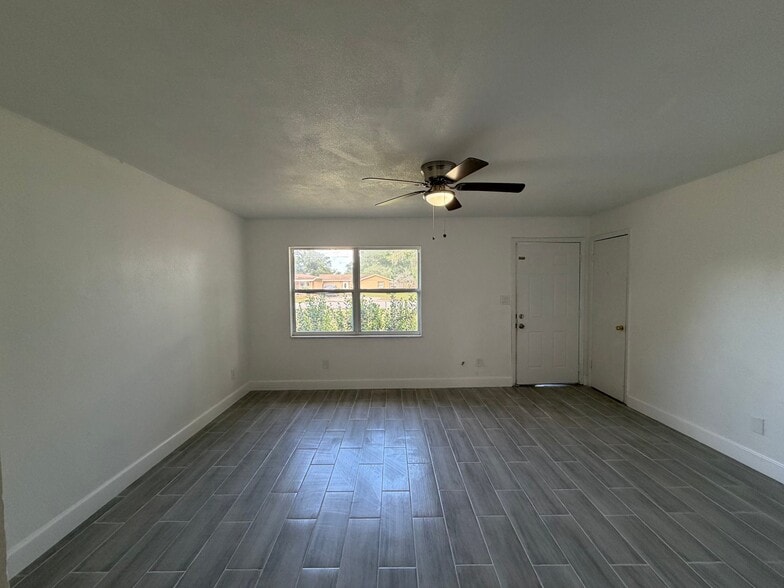 Building Photo - 564 N Wayman St