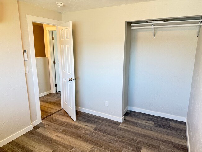 Building Photo - New 2 bed 1 1/2 bath duplex in Springfield!